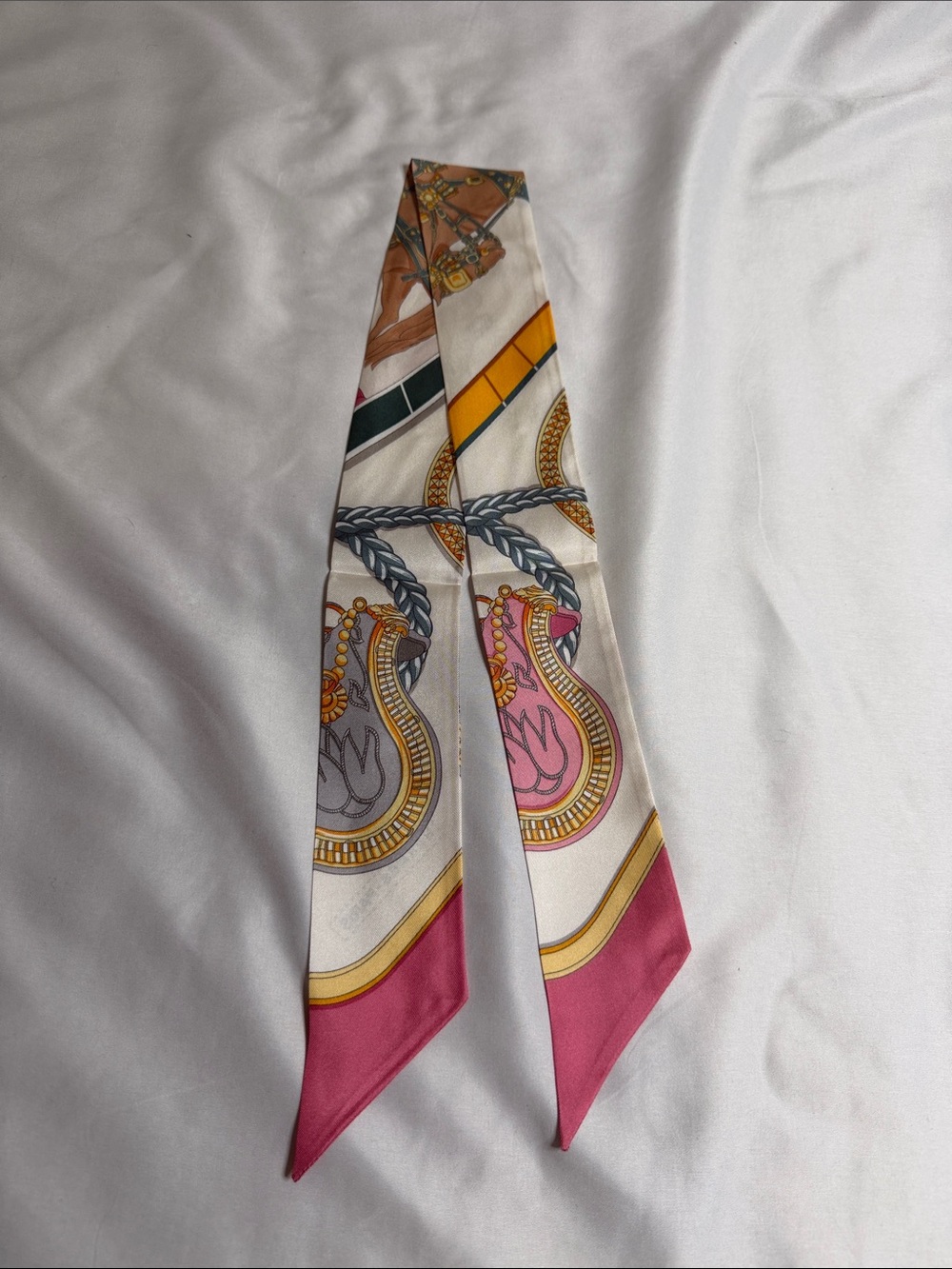 Hermès Grand Apparat Twilly Scarf in the Rose Nacre/Gold/Anthracite - Picture 3 of 4